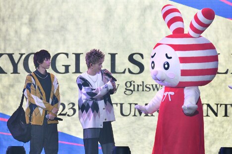 しまうさとコミュニケーションを取るHARUKIとMORRIE。