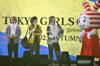 しまうさを見つめるMORRIE、HARUKIとSHOW（右から）。