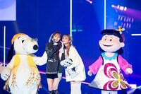 ランウェイを歩くスヌーピー（左）とルーシー（右）。