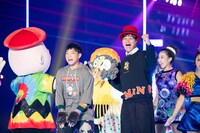 ランウェイを歩くティモンディ。