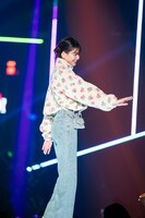 手を振る渡邉理佐。