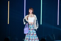 ランウェイを歩くAマッソ加納。