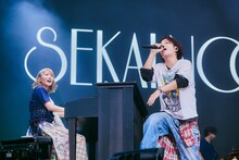 SEKAI NO OWARIのSaori（Piano）、Fukase（Vo）。（Photo by Maho Korogi）