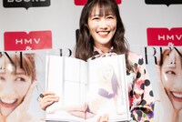 スタッフに好評だったカットを見せる高城れに。