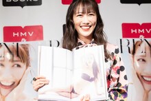 スタッフに好評だったカットを見せる高城れに。