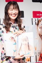 ファンから好評だという水色の水着のカットを見せる高城れに。