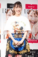 ムエタイパンツに着替えた高城れに。