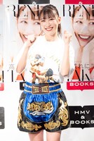 ファイティングポーズを構える高城れに。