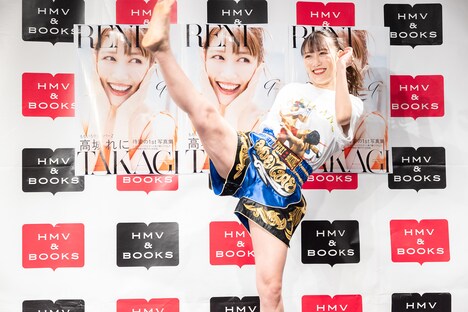 タイキックをする高城れに。