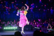佐々木彩夏（ももいろクローバーZ）によるライブの様子。