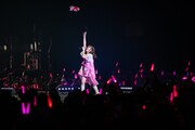 佐々木彩夏（ももいろクローバーZ）によるライブの様子。