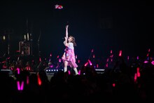 佐々木彩夏（ももいろクローバーZ）によるライブの様子。