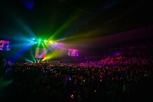 ももいろクローバーZによるライブの様子。