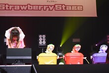 ももクロメンバーの人形の横でお辞儀する佐々木彩夏（ももいろクローバーZ）。