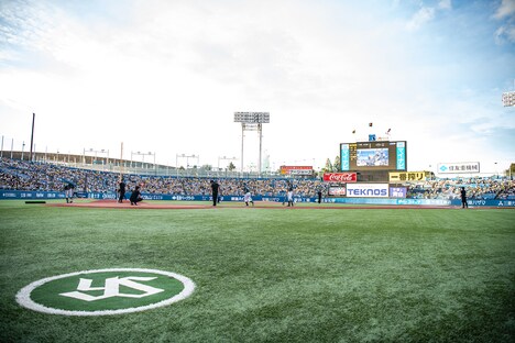 好天に恵まれた明治神宮野球場。
