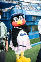 バットを持ったつばみ。