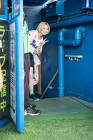 出番を待つ柏木ひなた。