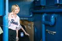 出番を控える柏木ひなた。