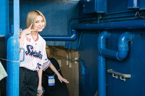 出番を控える柏木ひなた。