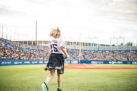 グラウンドに向かう柏木ひなた。