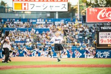 神宮球場のグラウンドでダンスを踊る柏木ひなた。