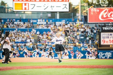 神宮球場のグラウンドでダンスを踊る柏木ひなた。