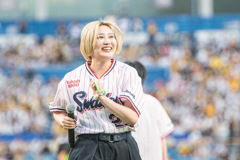 神宮球場のグラウンドを駆ける柏木ひなた。