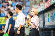 緊張の面持ちでグラウンドを見つめる柏木ひなた投手。