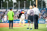 マウンドへ向かう柏木ひなた投手。