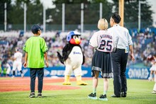 マウンドへ向かう柏木ひなた投手。