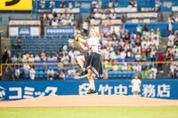 セットポジションから投球動作に入る柏木ひなた投手。