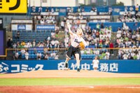 豪快に投球する柏木ひなた投手。