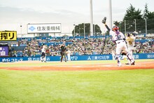 柏木ひなた投手が放ったボールをキャッチする東京ヤクルトスワローズ・松本直樹捕手。