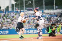 松本直樹捕手（右）からボールを受け取る柏木ひなた投手（左）。