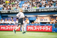 走って退場する柏木ひなた。