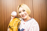 館山昌平氏から譲り受けたグローブで始球式に挑んだ柏木ひなた投手。