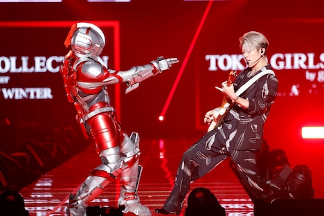 左からULTRAMAN、MIYAVI。