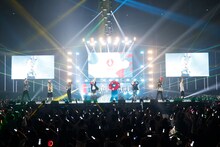 「Y.M.C.A.」を披露するGENERATIONS from EXILE TRIBEとミャクミャク。