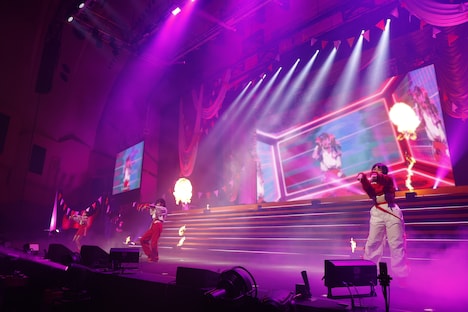 AKB48「野蛮な求愛」を披露する村山結香、江角怜音、藤沢莉子。(c)YOANI / ソニー・ミュージックレーベルズ