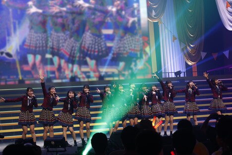 新曲「きっと、青い」を披露する≒JOY。(c)YOANI / ソニー・ミュージックレーベルズ