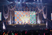 「≒JOY」を披露する≒JOY。(c)YOANI / ソニー・ミュージックレーベルズ