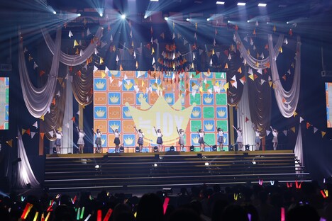 「≒JOY」を披露する≒JOY。(c)YOANI / ソニー・ミュージックレーベルズ