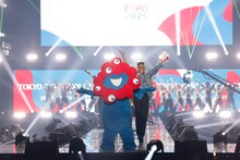 「Y.M.C.A.」を披露するミャクミャクと関口メンディー。