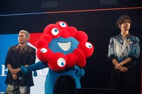 左から中務裕太、ミャクミャク、片寄涼太。