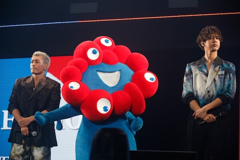 左から中務裕太、ミャクミャク、片寄涼太。