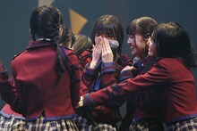 ≒JOYのリーダーに任命された小澤愛実に抱きつくメンバーたち。(c)YOANI / ソニー・ミュージックレーベルズ