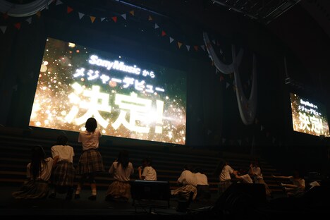 ≒JOYのメジャーデビューが発表された瞬間。(c)YOANI / ソニー・ミュージックレーベルズ