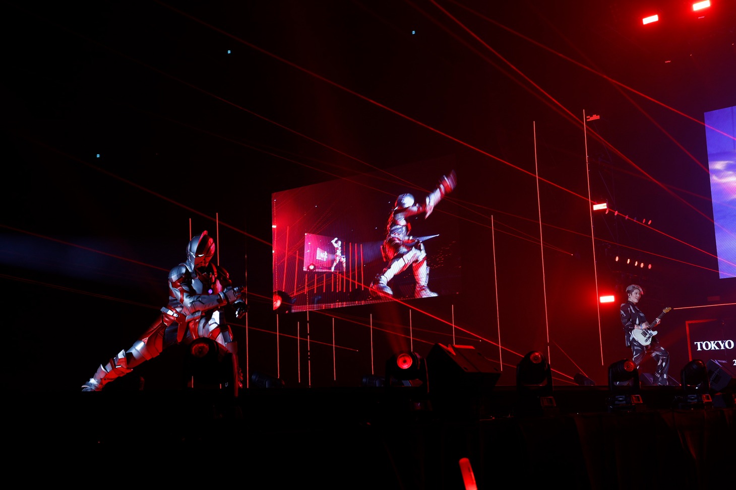 左からULTRAMAN、MIYAVI。