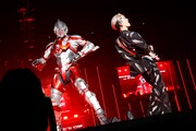 左からULTRAMAN、MIYAVI。