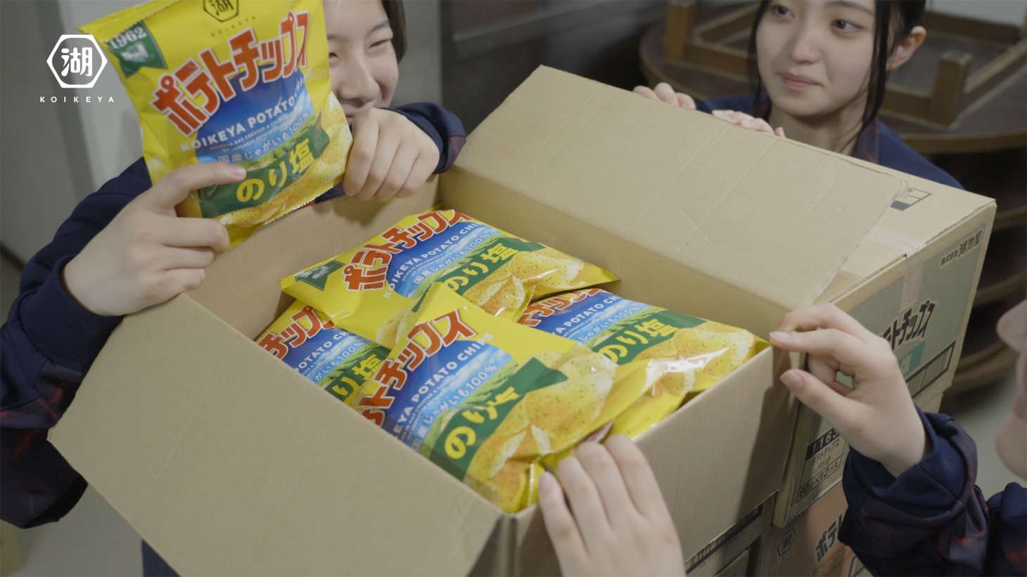 湖池屋「湖池屋ポテトチップス」の新テレビCM「部活動仲間」編より。